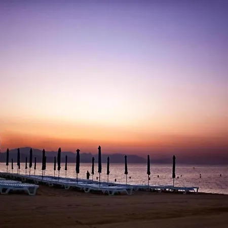 In Near Beaches شقة